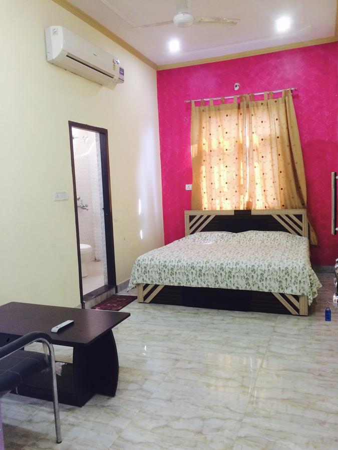 Vinayak Palace Hotel Mathura Exterior photo