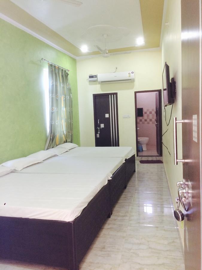 Vinayak Palace Hotel Mathura Exterior photo