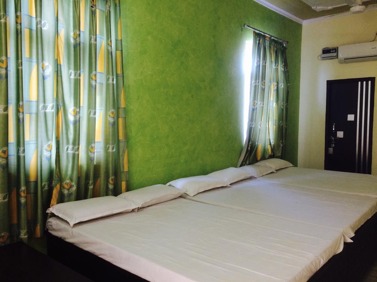 Vinayak Palace Hotel Mathura Exterior photo