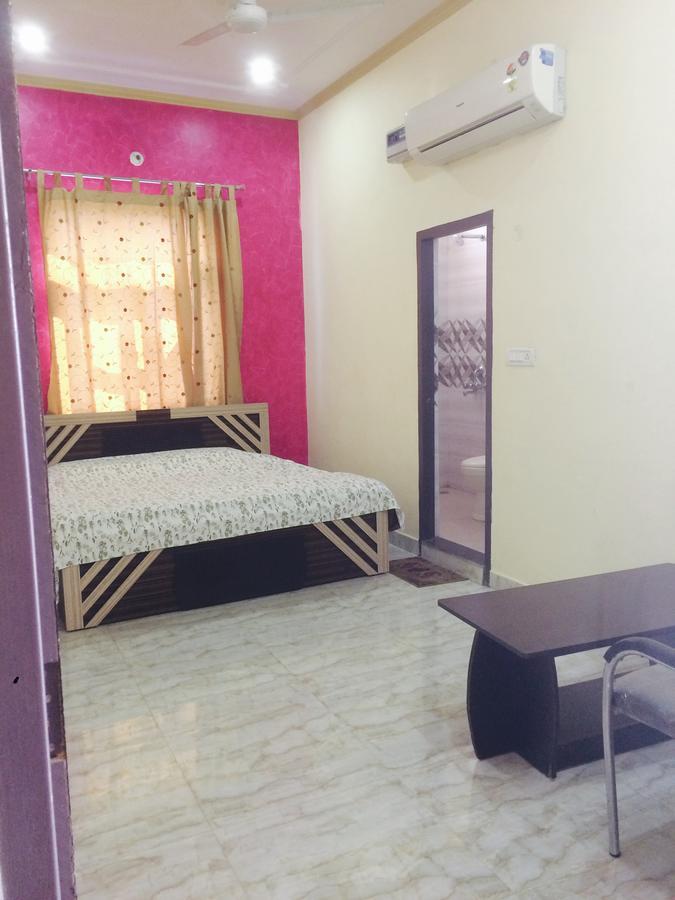 Vinayak Palace Hotel Mathura Exterior photo