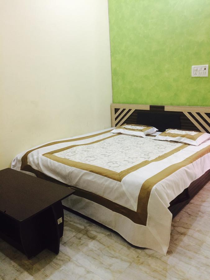 Vinayak Palace Hotel Mathura Exterior photo