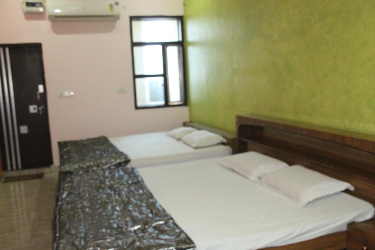Vinayak Palace Hotel Mathura Exterior photo