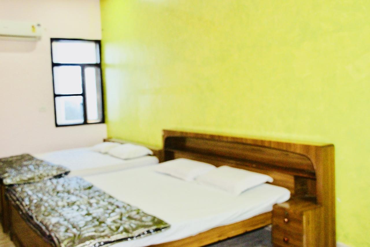 Vinayak Palace Hotel Mathura Exterior photo