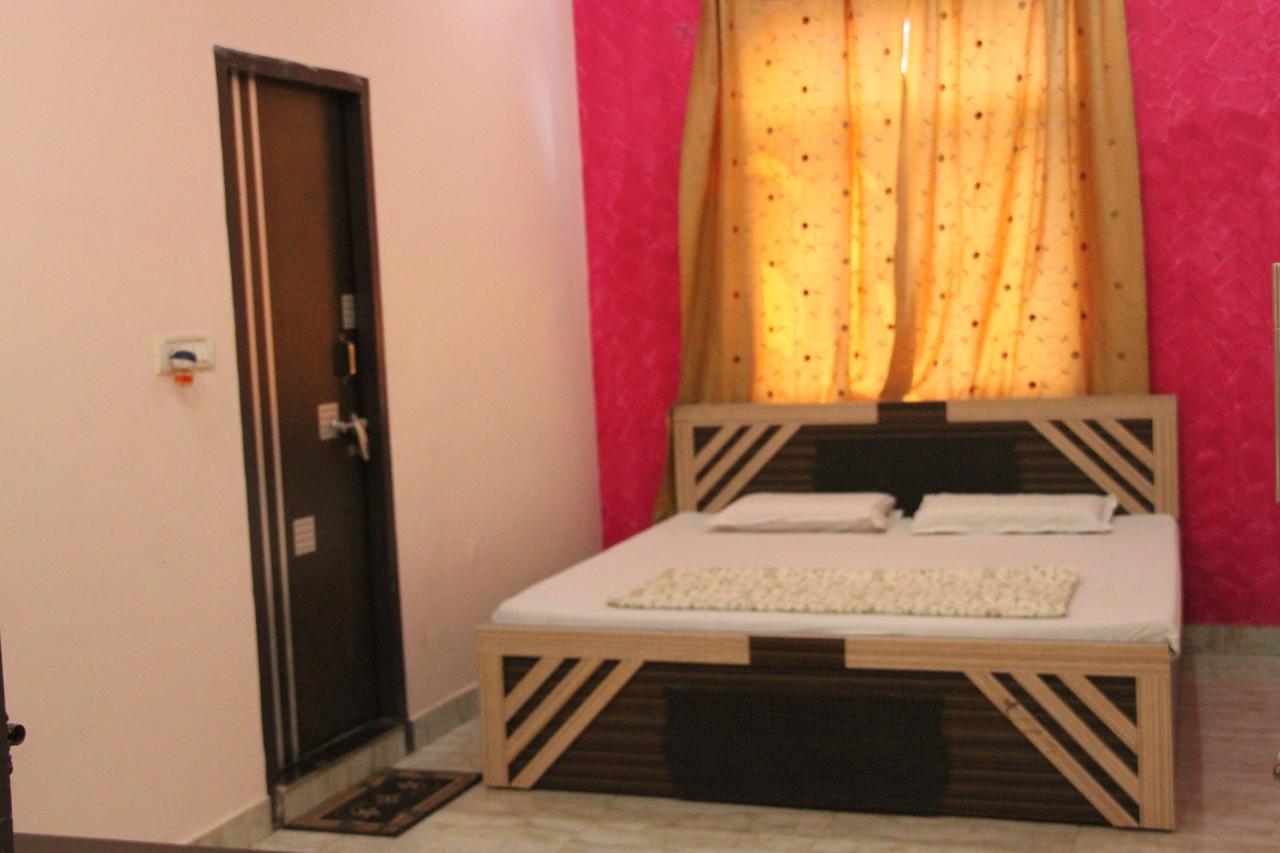 Vinayak Palace Hotel Mathura Exterior photo
