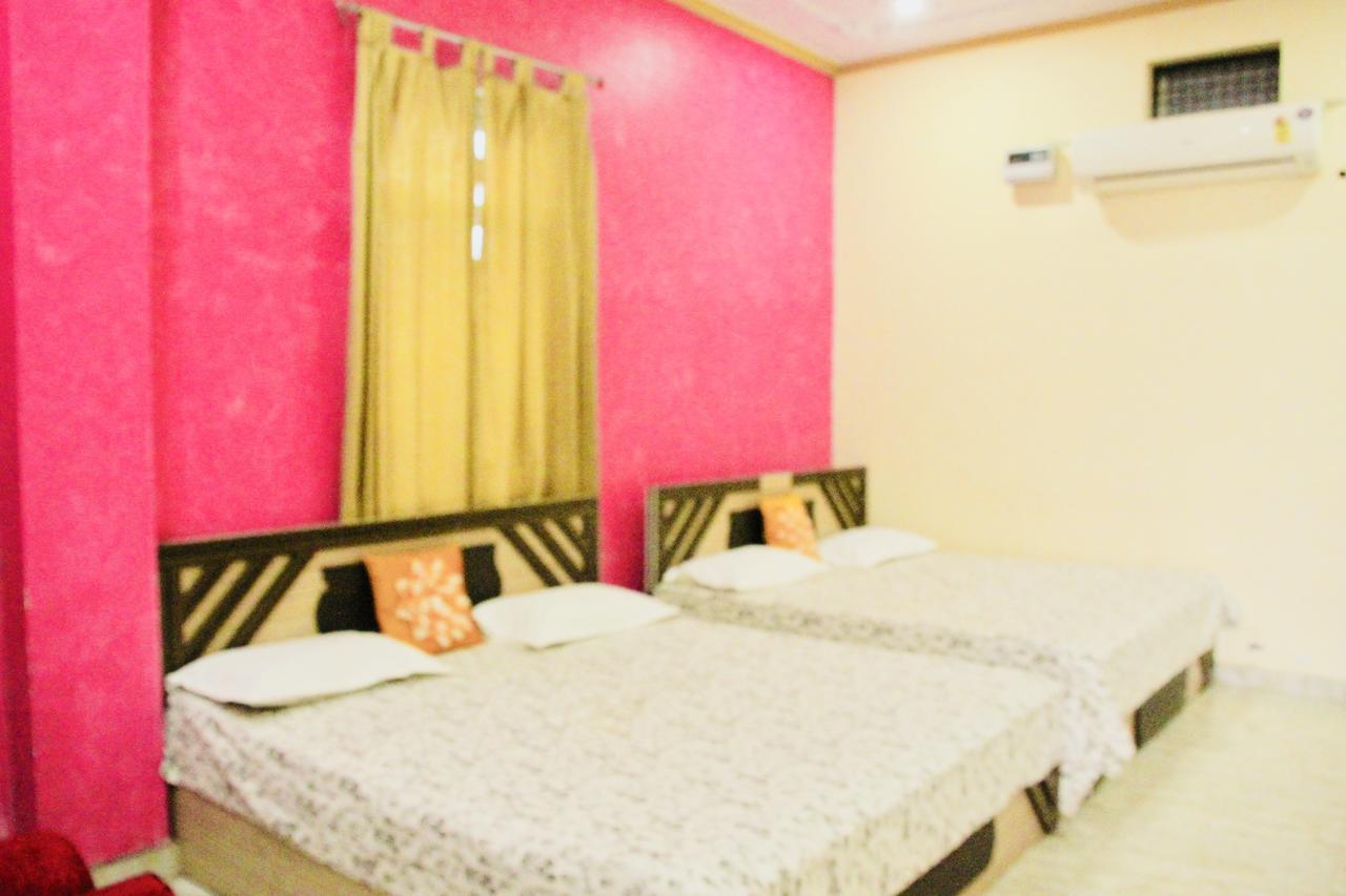 Vinayak Palace Hotel Mathura Exterior photo