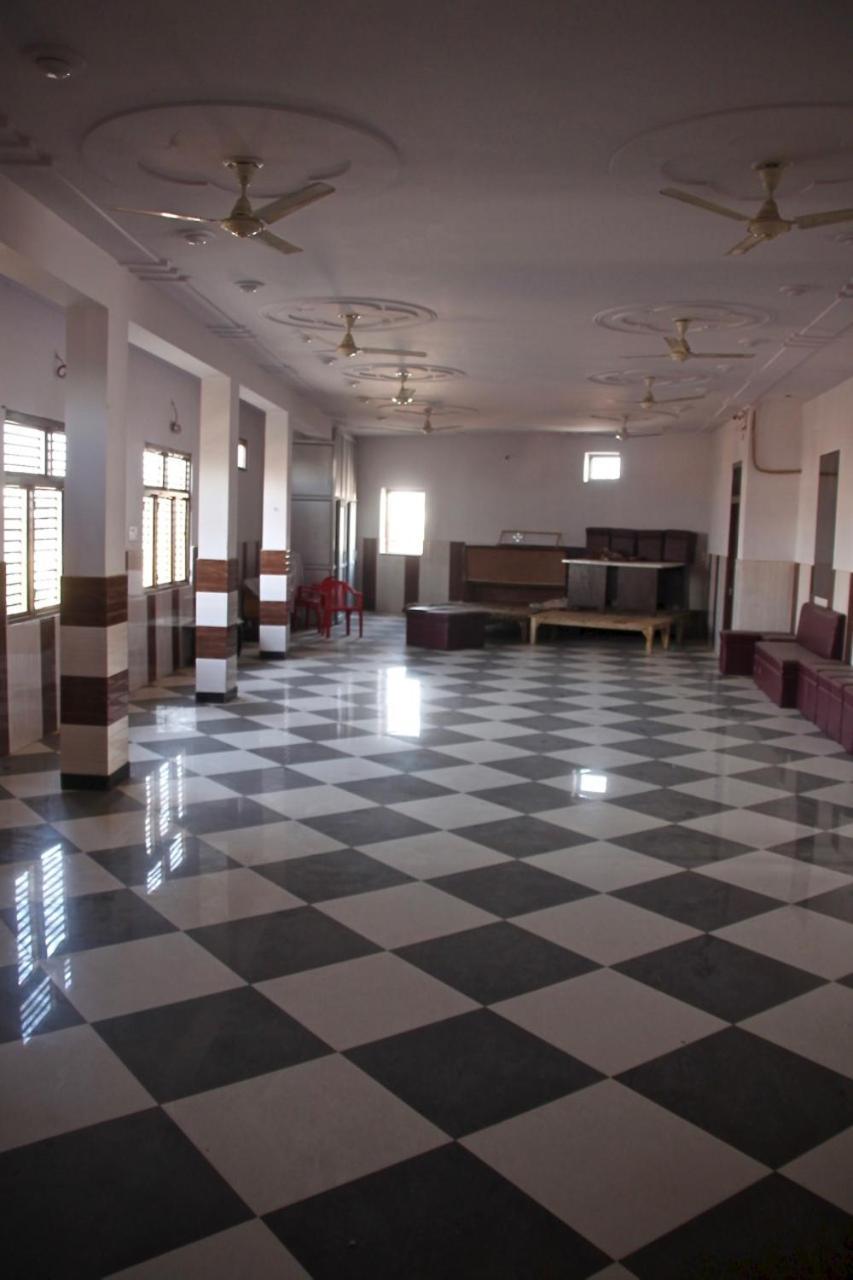 Vinayak Palace Hotel Mathura Exterior photo