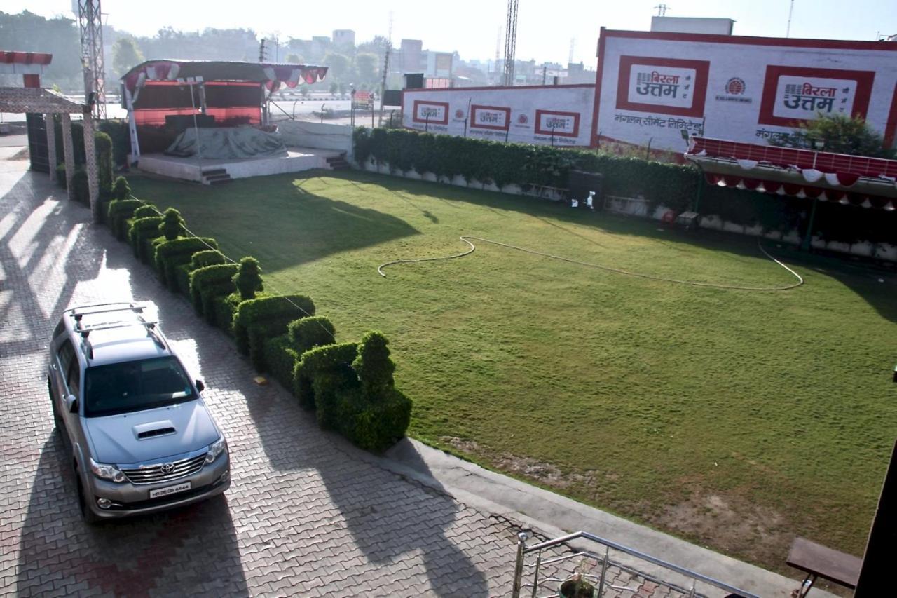 Vinayak Palace Hotel Mathura Exterior photo