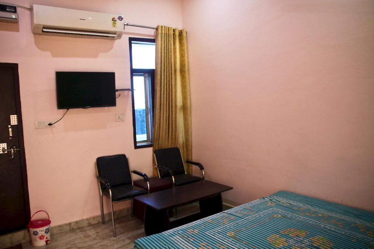 Vinayak Palace Hotel Mathura Exterior photo
